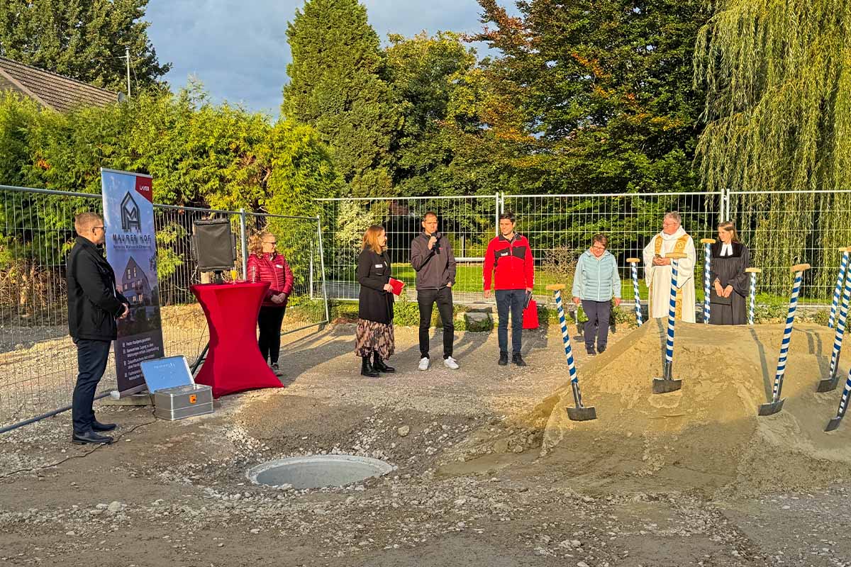 Unser geschäftsführender Gesellschafter Peter Finkel und unser Abteilungsleiter für Hoch- und Tiefbau Simone Forster, bei strahlendem Sonnenschein, zusammen mit anderen Beteiligten bei der Grundsteinlegung in Friedberg
