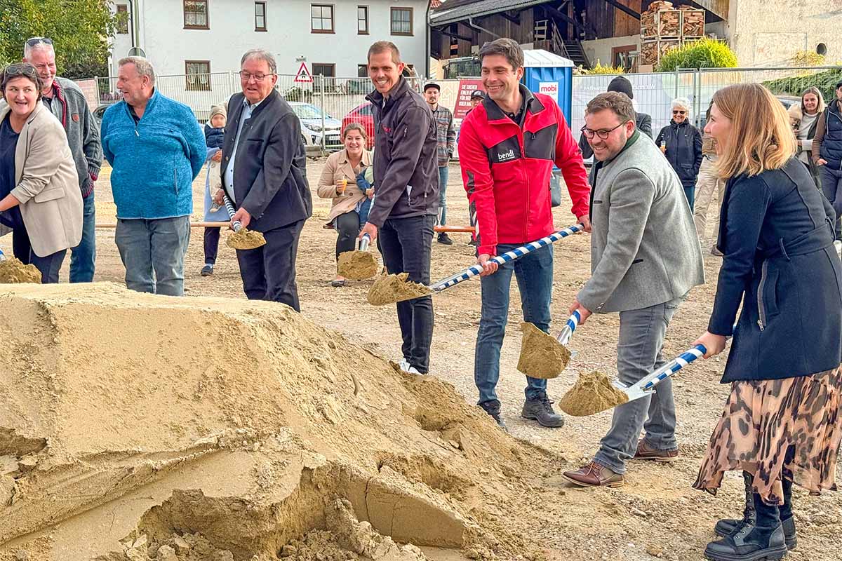 Symbolisches Vergraben der Zeitkapsel im Rahmen der Grundsteinlegung in Friedberg