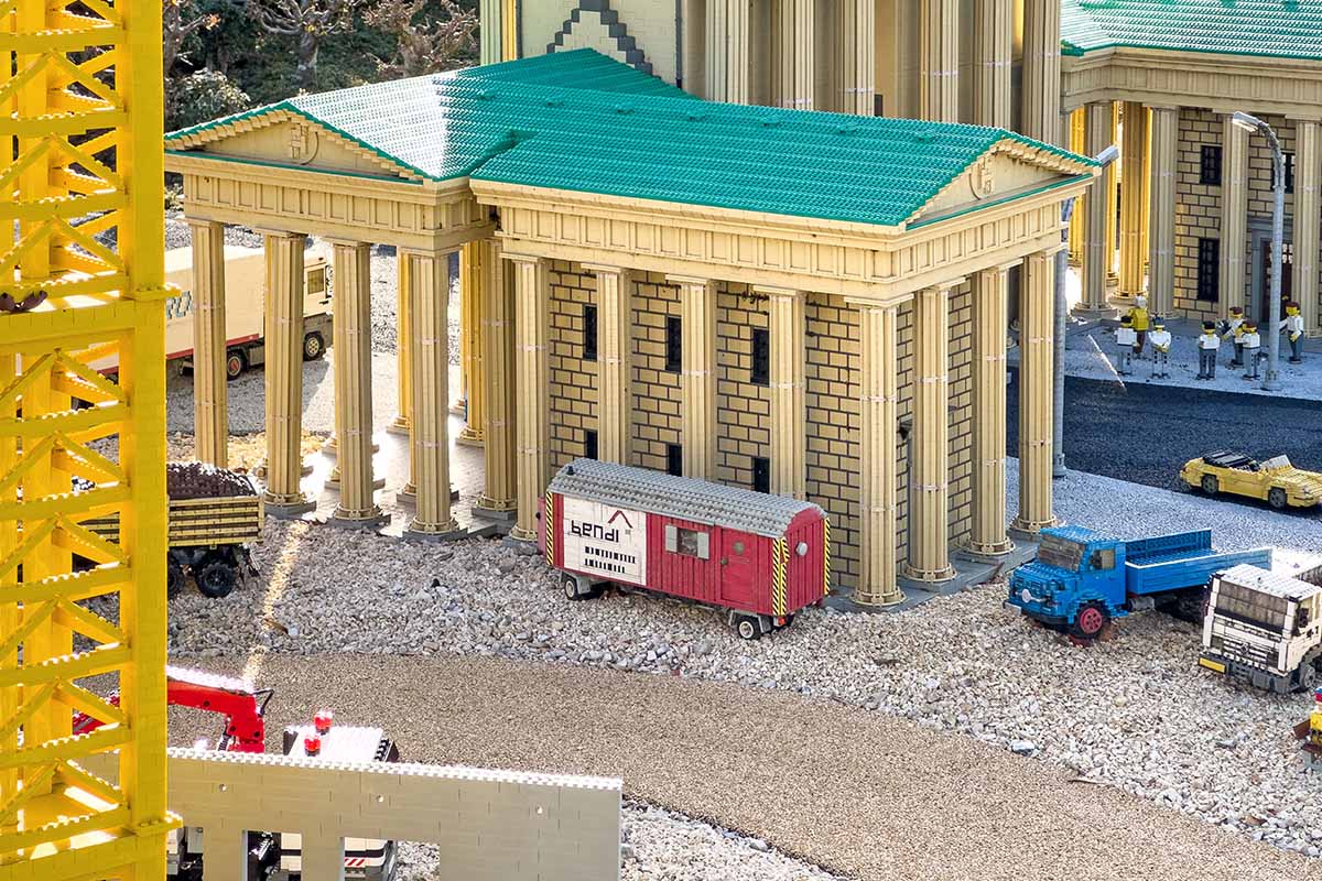 Im LEGOLAND® Deutschland Resort erhielten unsere Auszubildenden bei einer exklusiven Backstage-Führung spannende Einblicke hinter die Kulissen.