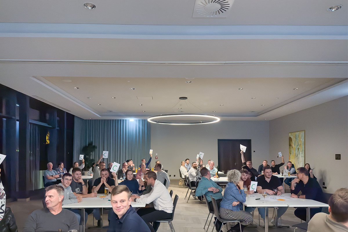 Alle Seminarteilnehmer beim gemeinsamen Quizabend