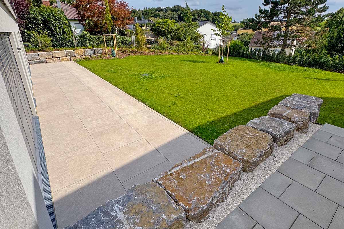 Schön angelegter Garten mit Terrasse