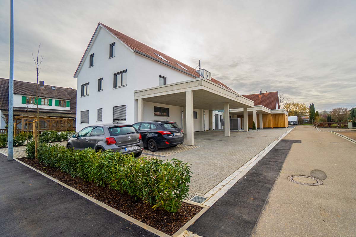 Außenanlagen von einem Mehrfamilienhaus in Leipheim