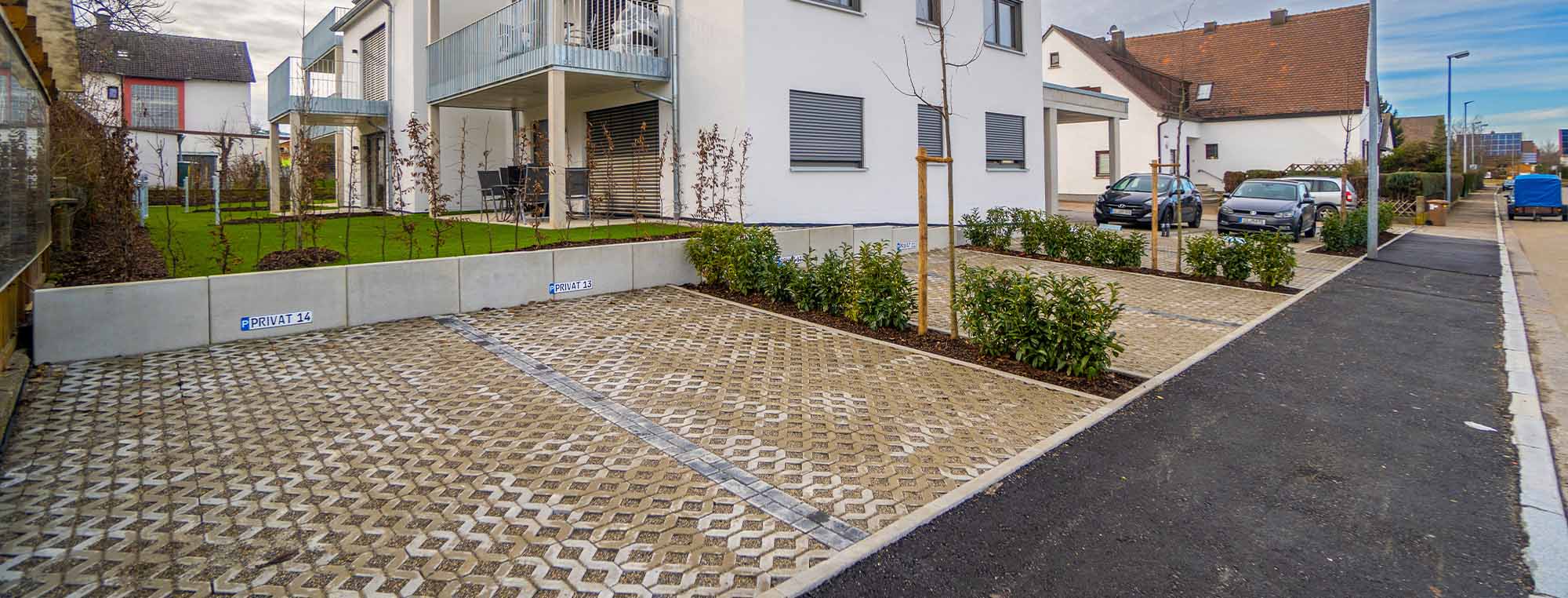 Außenanlagen von einem Mehrfamilienhaus in Leipheim