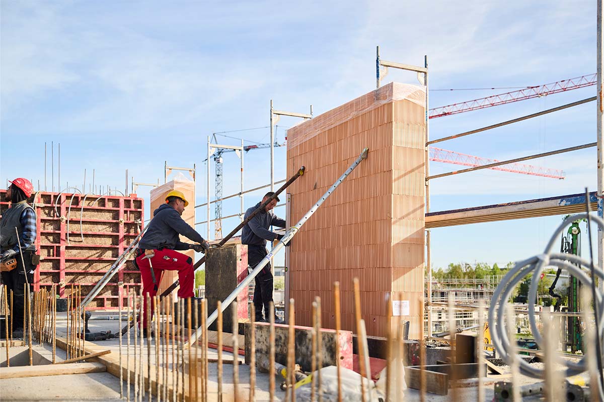 Montage vorgefertigter Ziegelmauerwerke