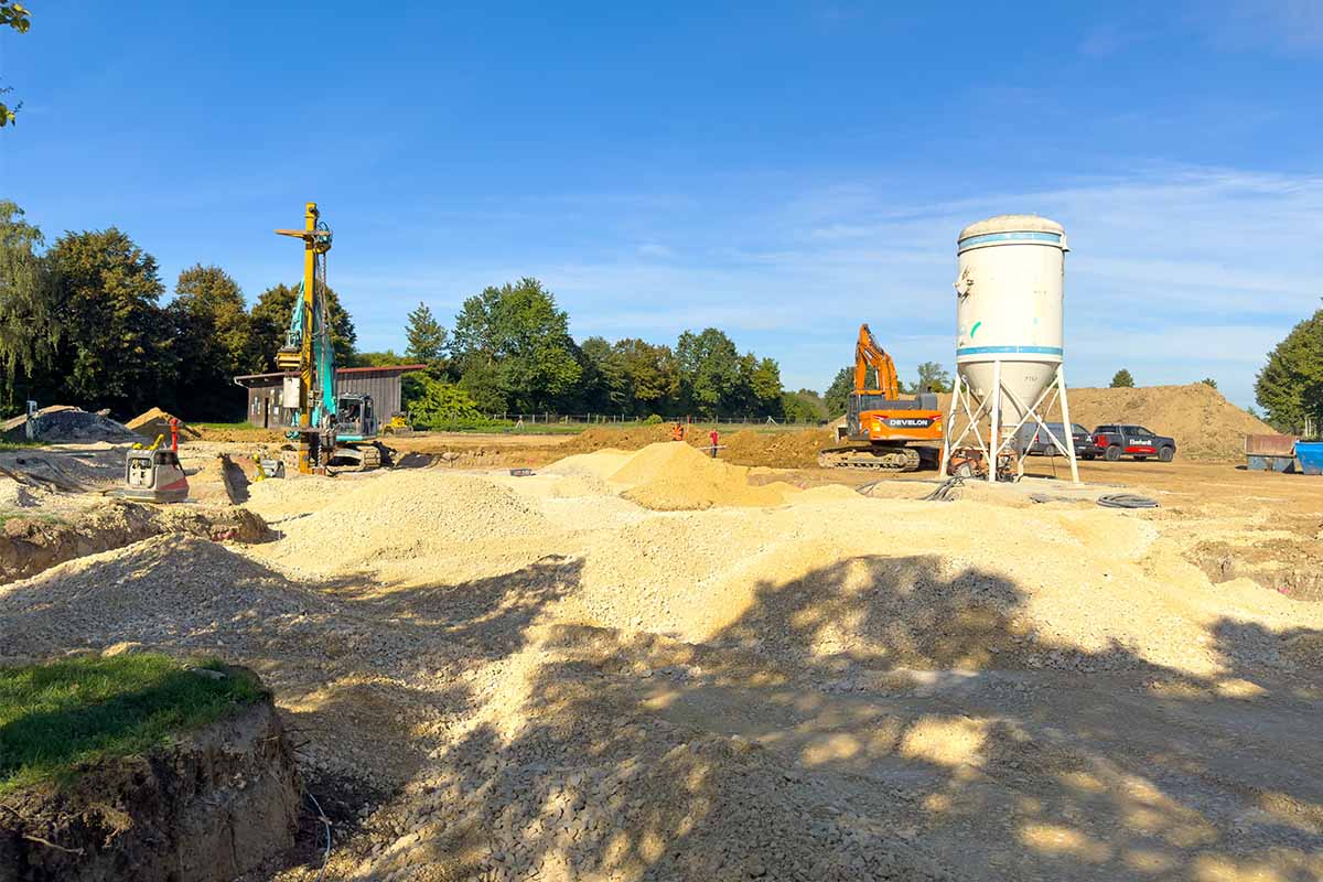 Spezialtiefbau auf unserer Baustelle in Leipheim: Durch das CSV-Verfahren wurde die Tragfähigkeit des Bodens gezielt erhöht.